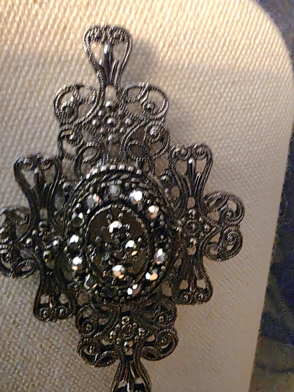 Black Filigree Crystal Brooch - Elegant Women's Jewelry